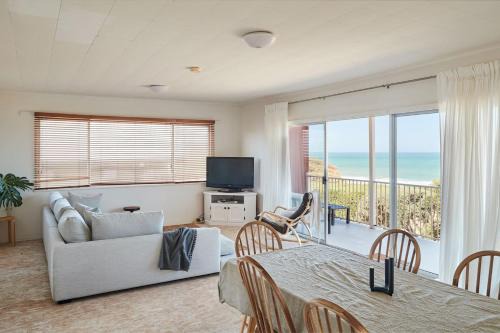 Golden Gully Beach Shack - A Relaxed Oceanfront Stay