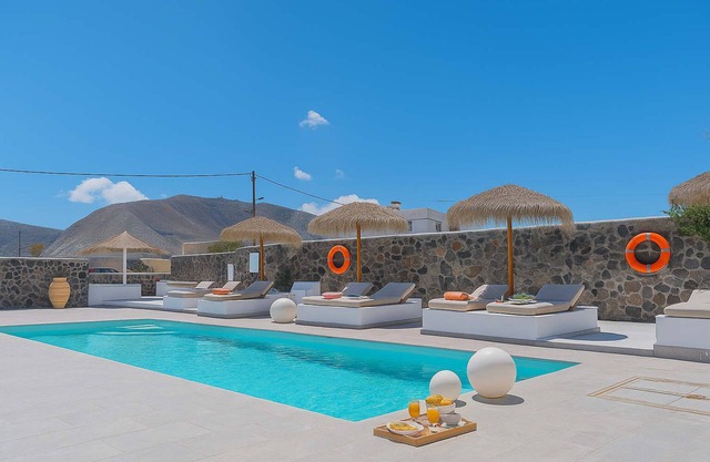 Golden Sunrise Suites - Santorini Family Suite