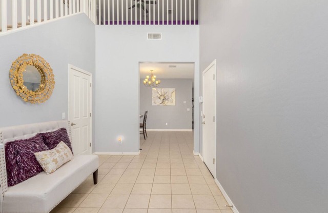 Golden Temple Getaway 5bd/2.5bth house with WiFi/Exercise Room Family Friendly