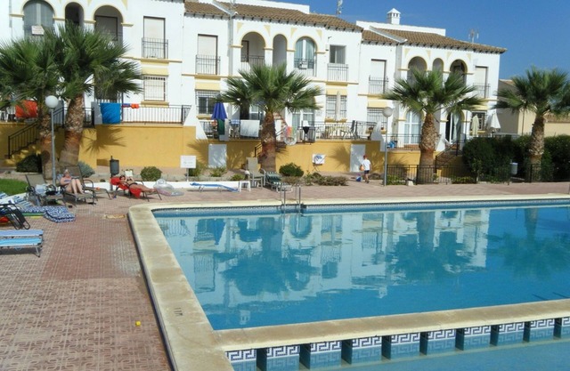 Golf/beach 1st Floor Apartment with Large Swimming Pool, WiFi and English TV