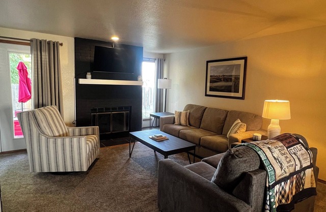Golf Lovers Townhouse, perfect for adult couples!n2 Bedrooms, 2.5 bathrooms.