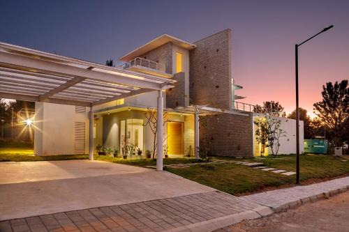 Golf View Home by StayJade, 4BHK, Projector