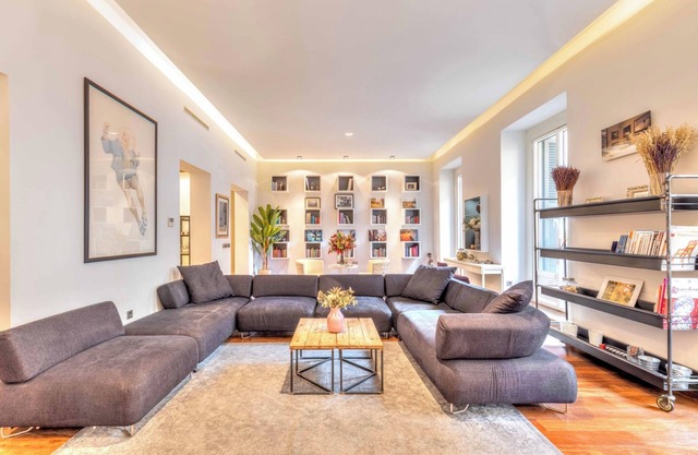 Gorgeous 230sqm bright and spacious apartment! By Gran Via!