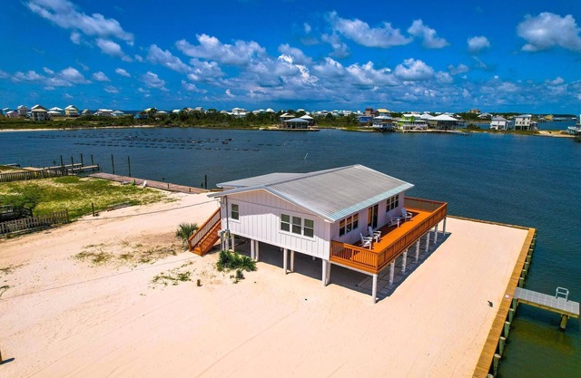 Gorgeous 3 bdrm/2 ba home with panoramic views of Mobile Bay & easy beach access