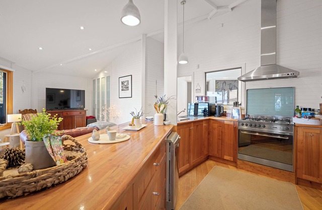 Gorgeous 3 Bedroom House - Birchs Bay