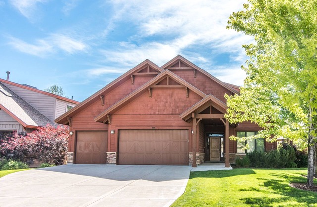 Gorgeous 3-story home, private hot tub