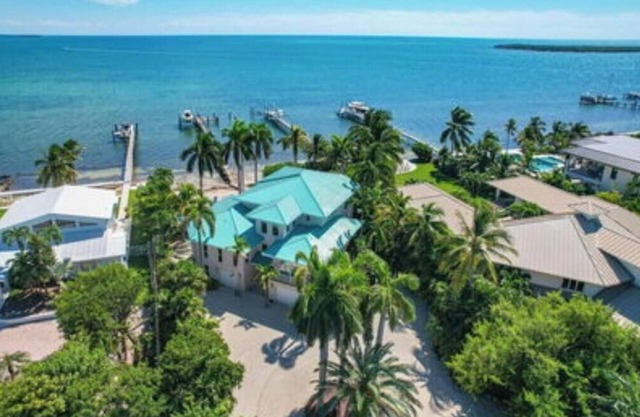 Gorgeous 4 Bedroom 3 Bath Open Water Pool Home with great boating