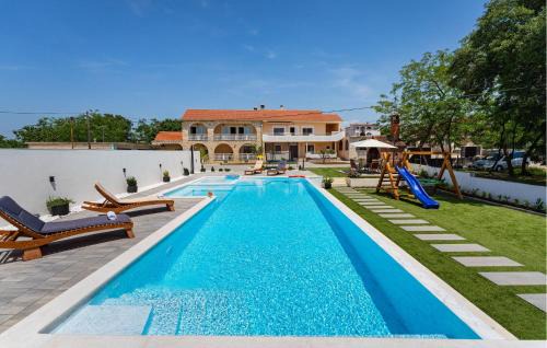 Gorgeous Apartment In Galovac With Wifi