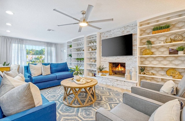 Gorgeous Coastal Getaway W/Heated Pool, Firepit & Outdoor Patio!🌴