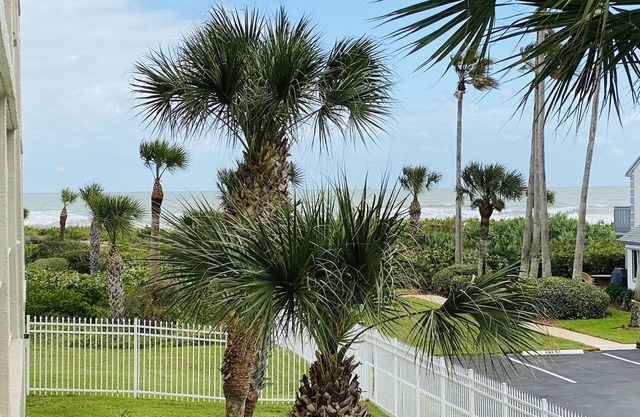 Gorgeous condo steps from the beach