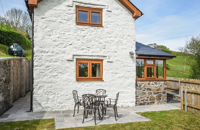 Gorgeous cottage retreat for two or three in the village of Meifod, north west of Welshpool with bun