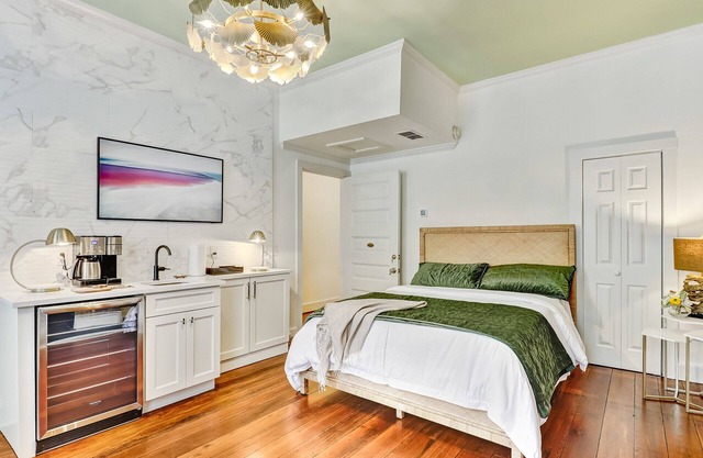 Gorgeous Designer Apartment, Heated Pool Access