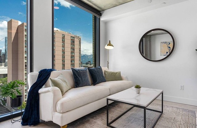 Gorgeous Downtown 1BD/1BA - BEST views + Amenities