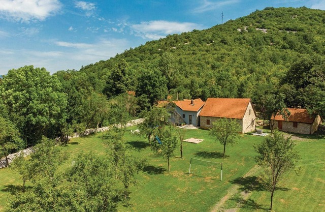 Gorgeous home in Gracac with kitchen