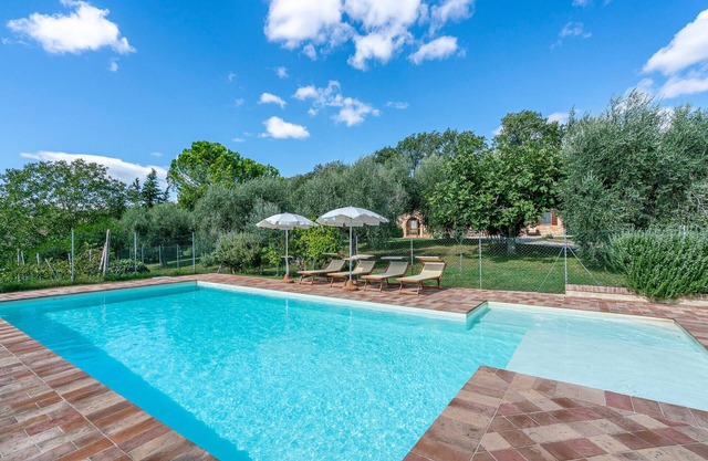 Gorgeous home in Petriolo MC