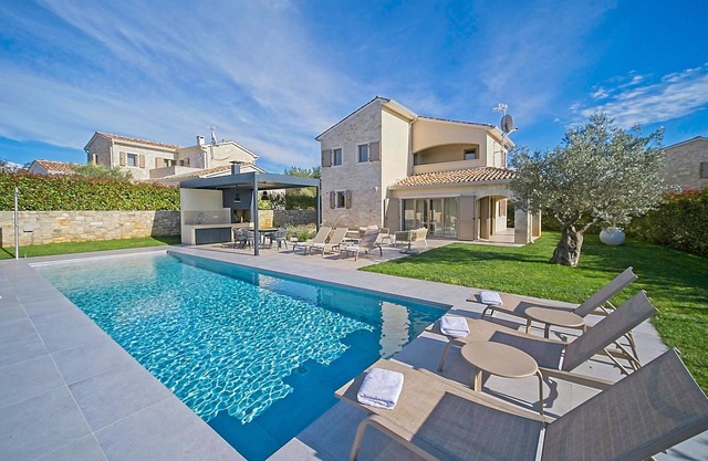 Gorgeous home in Vizinada with private swimming pool, can be inside or outside