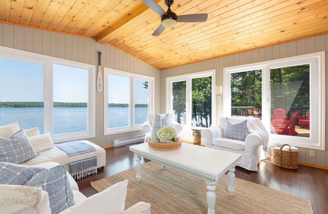 Gorgeous Lake Muskoka Cottage with Amazing Views & Hot Tub