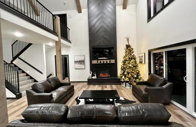 Gorgeous Lakefront Lodge with Free canoes, kayaks, pickleball, volleyball and much more!