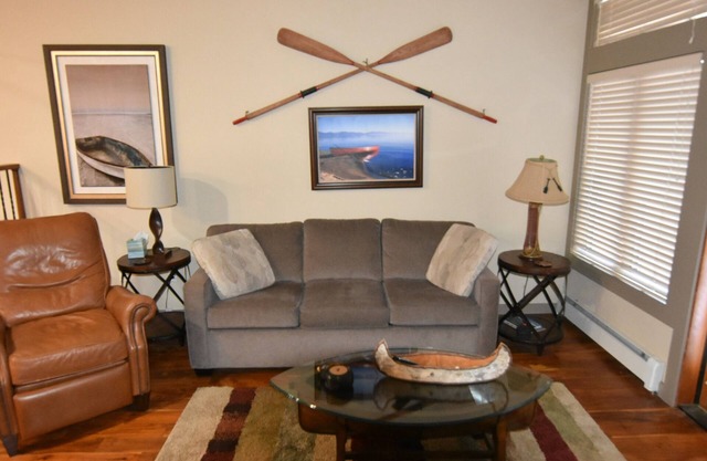 Gorgeous, McCloud Condo, Short Walk to Beaches and Restaurants - Owner Managed