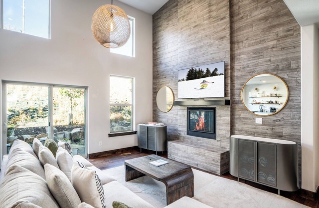 Gorgeous Mountain Home, Private Hot Tub, Amenities Galore, Minutes to Historic Main Street!