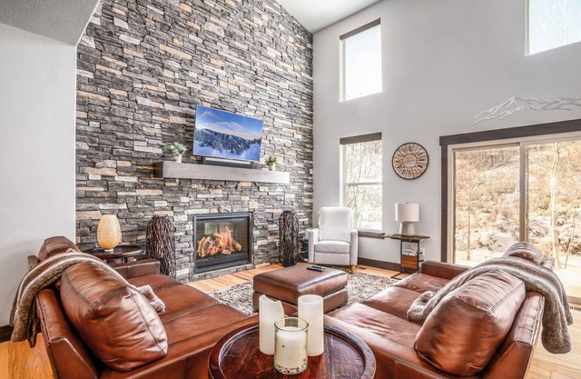 Gorgeous Mountain Retreat, Private Hot Tub, Common Pool, Amenities Galore!