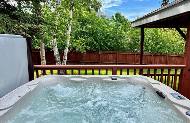 Gorgeous Mountain Views, peaceful retreat with Hot Tub, Fenced Yard & Huge Deck!