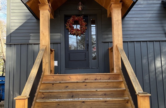 Gorgeous New Farmhouse/Chalet on Bartlett/Jackson Line
