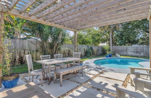 Gorgeous POOL HOME - 5 min walk to Jax Beach!