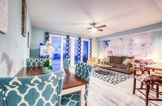 Gorgeous, private and unique 1136 , incredible Fountain Show views!