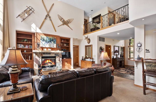 Gorgeous single family residence on the golf course w/private hot tub and AC!
