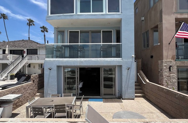 Gorgeous Spacious 4 Bedroom Beach House with Modern Amenities