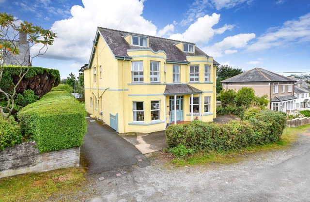 GORGEOUS SPACIOUS FAMILY HOUSE IN THE CENTRE OF ABERSOCH WITH BEACH HUT!