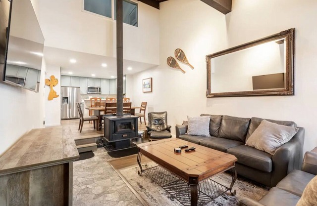 Gorgeous townhome located in the heart of town near shuttle