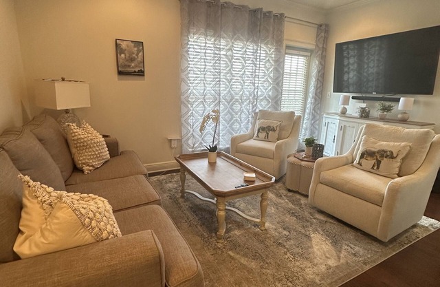 Gorgeous Tuscaloosa Condo. Perfect for Your Stay! Easy walk to stadium!