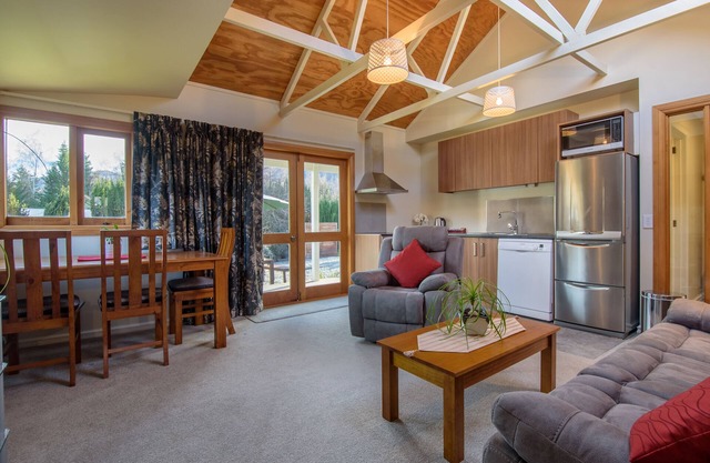 Gorgeous Two-Bedroom Apartment below Coronet Peak
