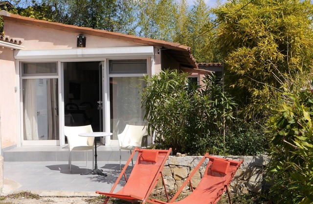 Gorgous, independent studio with terraces