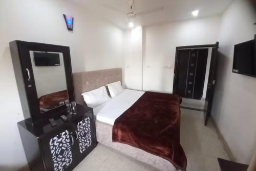 Goroomgo Metro Regency Charbagh, Lucknow Near Railway Station 950m - Fully-Air-Conditioned Hotel at Prime Location, "Best Customer Service Experience"