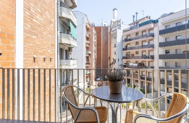 Gothic Quarter 3 rooms 8 pax with pool and balcony - free WiFi