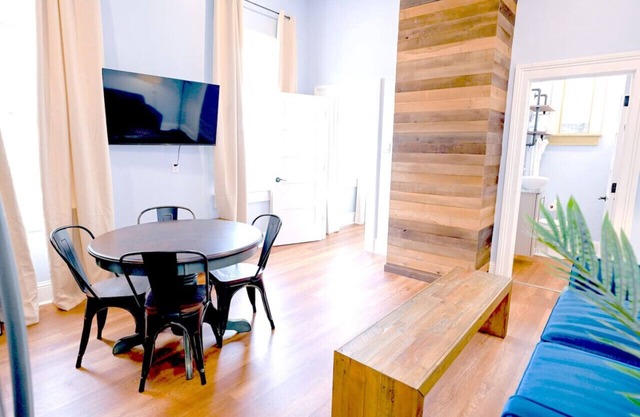 Governors Apartment - 2 bedroom - Steps to FQ - Historic Getaways