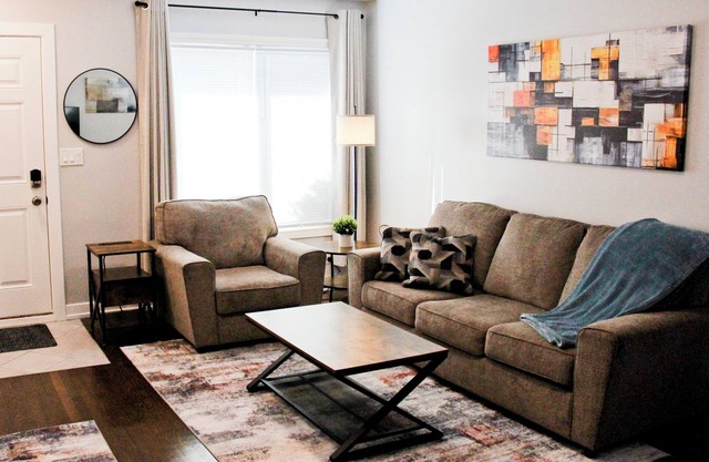 Grade A Working Class Safe Neighborhood 3BR up to 6 guests. Updated & Best Price