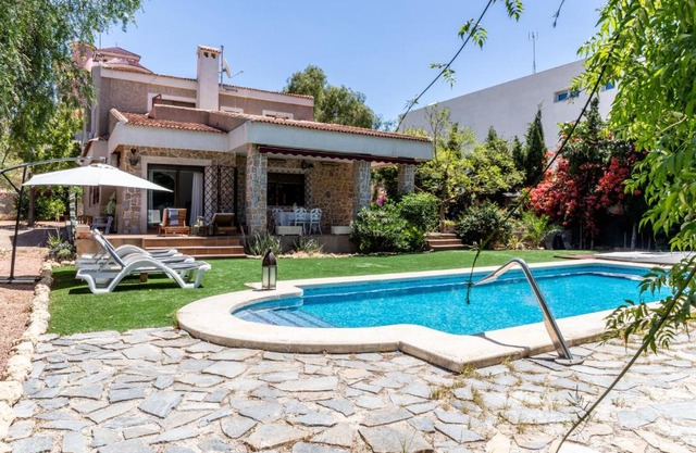 Gran Chalet céntrico con piscina y bbq privada a 5 minutos playa