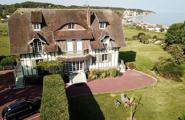 Grand Duplex *, Sea View, 5 bedrooms, linen provided, private garden