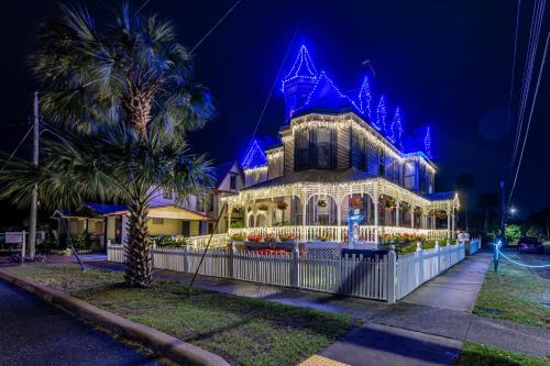 Grand Gables Home 1 Block to St Johns River!