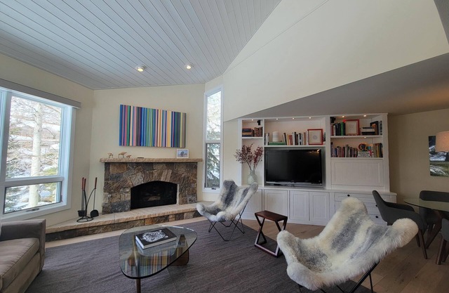 Grand Hyatt| Contempaorary, large creekside condo w/wood burning fireplace & large modern kitchen