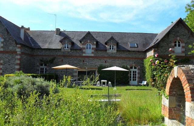 Grand logis du MANOIR de Kerhir, charm and old stone in Trégor