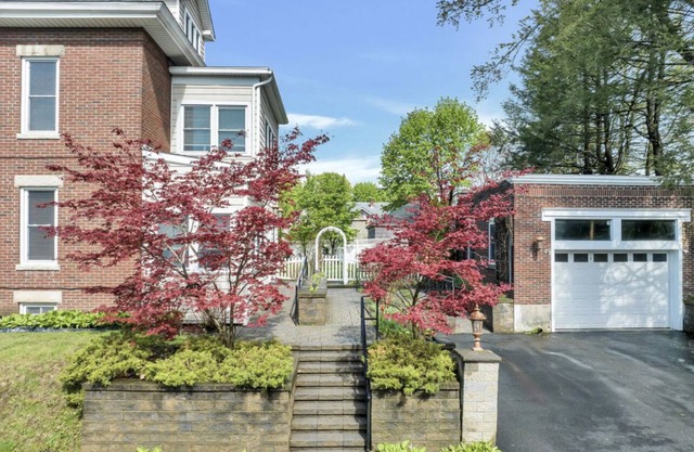 Grand manor in the heart of Albany. Walkable to eateries, grocery, and theatre.