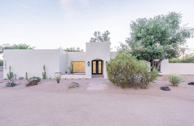 Grand Pueblo Estate for 16 with Outdoor Oasis