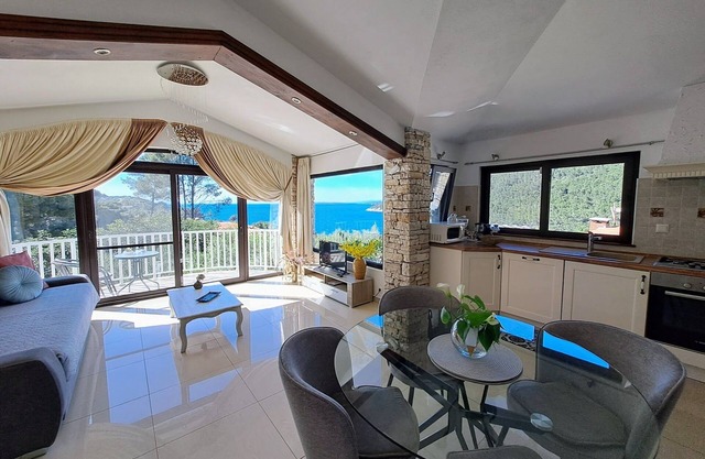 Grandiose Dalmatian stone Villa with apartments, swimming pool, jacuzzi, sauna