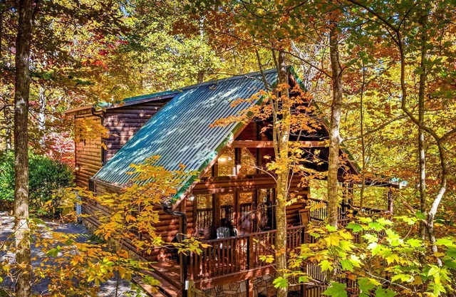 ★Gray Fox Den★ Secluded 3BR Theater, Hot Tub, Arcade Near Smokys/Downtown