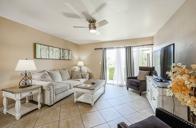 Great 2BR FULL CONDO w/Pool by FS Mall & Bars